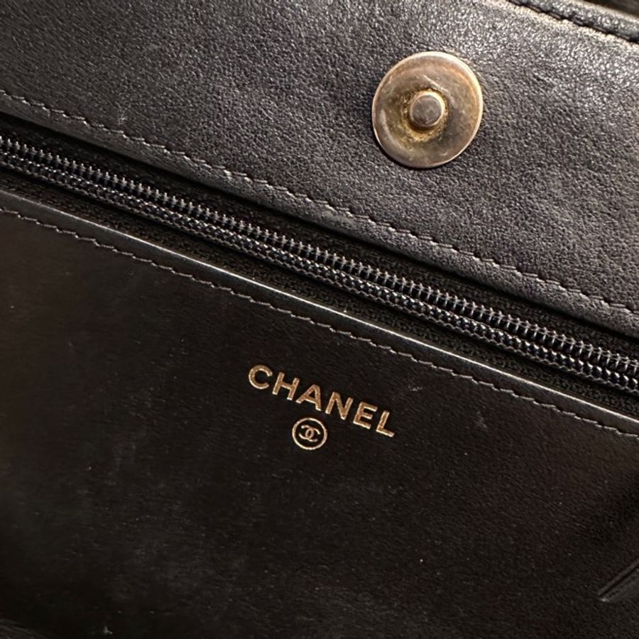 Chanel Boy Woc 保證正品背過幾次,有正常使用痕跡保卡發票都還在。-4