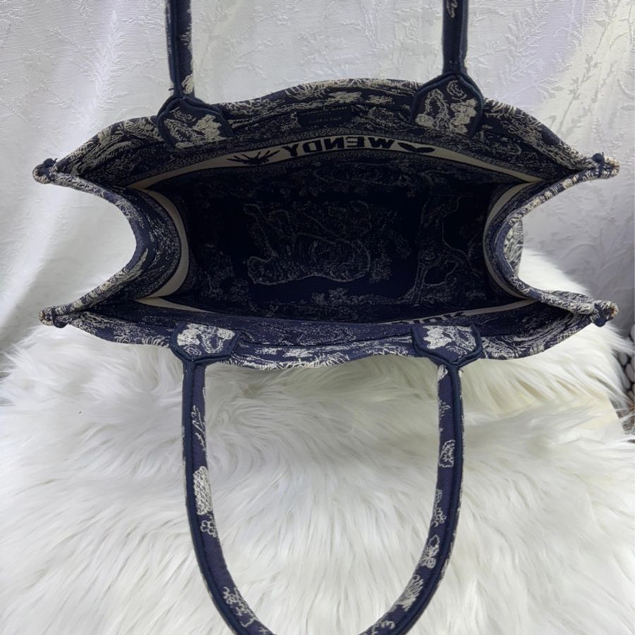 This is Dior Book Tote手袋。-4