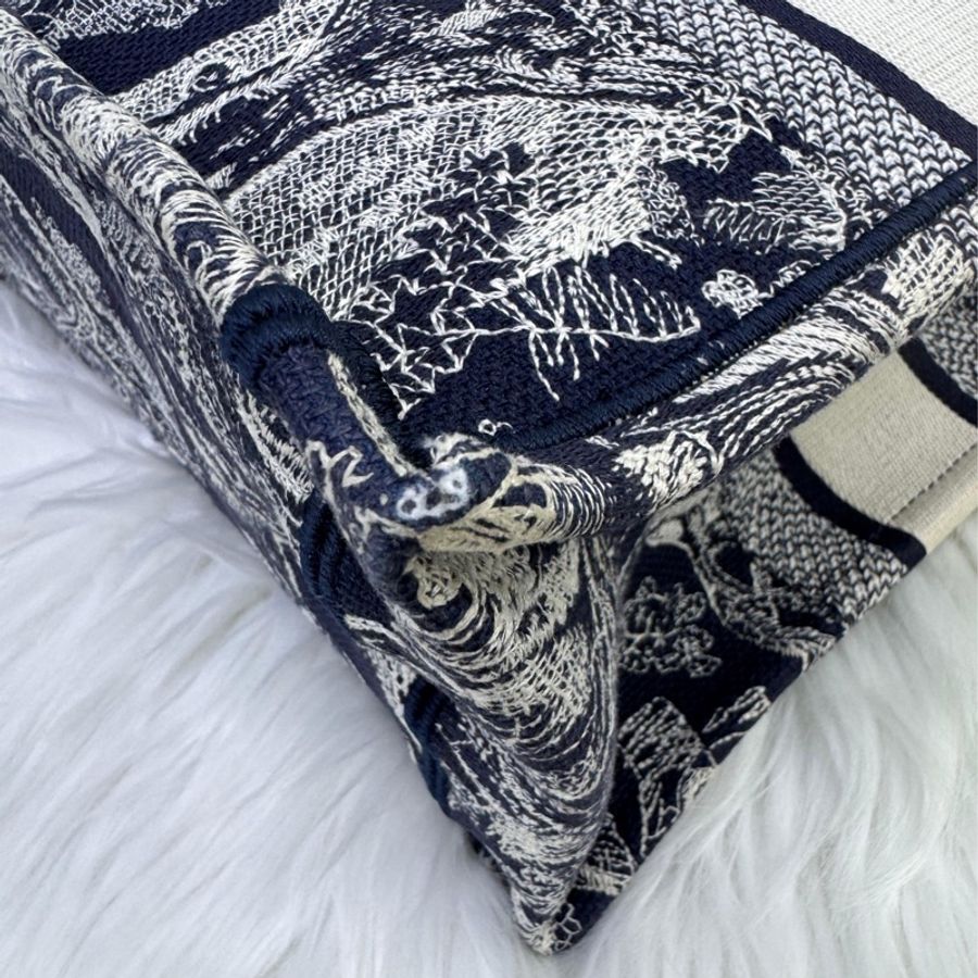 This is Dior Book Tote手袋。-5