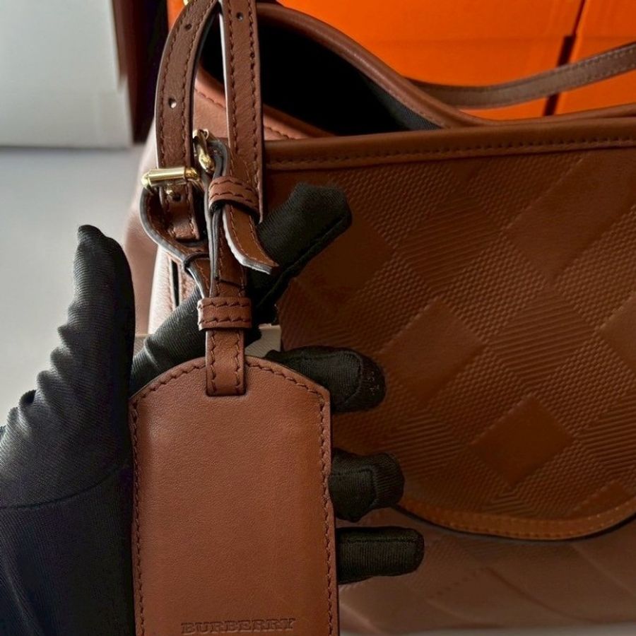 Burberry 咖皮斜格壓紋托特包-6