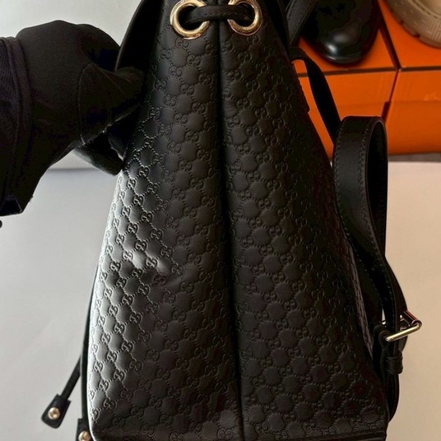 Gucci 黑皮革小G壓紋下蓋後背包-9