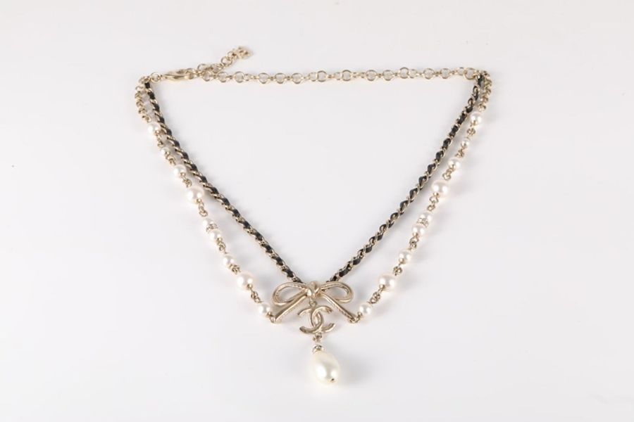 CHANEL(香奈兒) 22S 水滴珍珠吊墜 大蝴蝶結 細皮穿鏈 金屬logo頸鏈 淺金 合金 項鏈-5