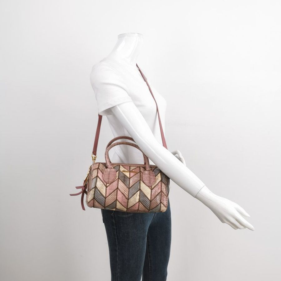 Miu Miu 羊皮 蛇皮 拼色 菱格 絎縫 字母 logo 波士頓包 斜背包 單肩包-1
