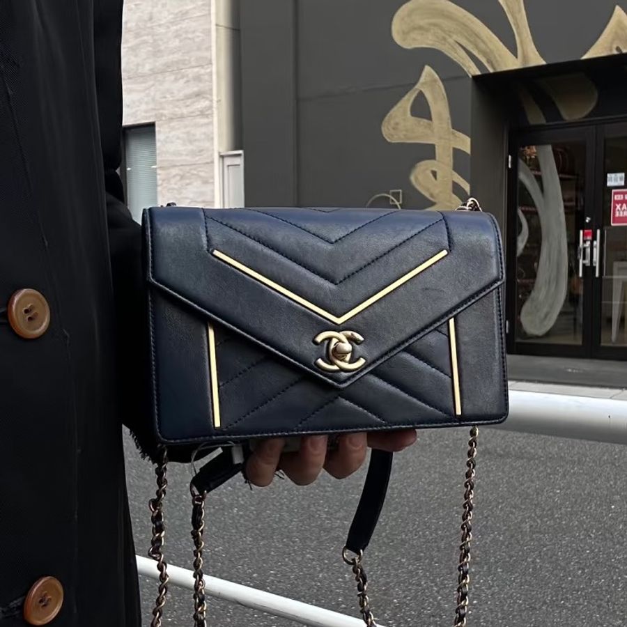 99新成色極佳🆕Chanel黑金復古宮廷牛皮倒v紋cf信封盒子單肩斜挎包-3