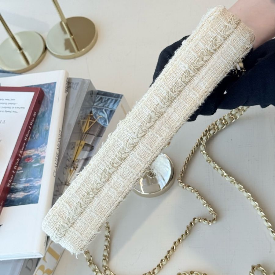CHANEL 白色毛呢冰格包-2
