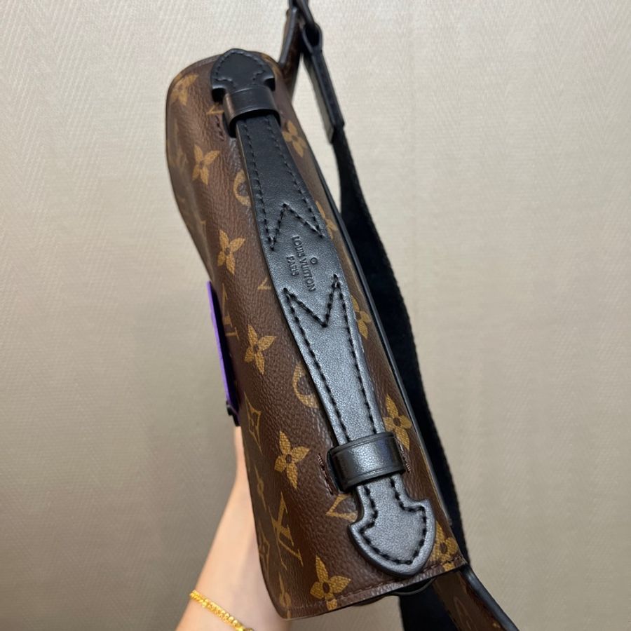 LV 原花黑牛皮紫塗層S Lock胸口腰包M46245-4