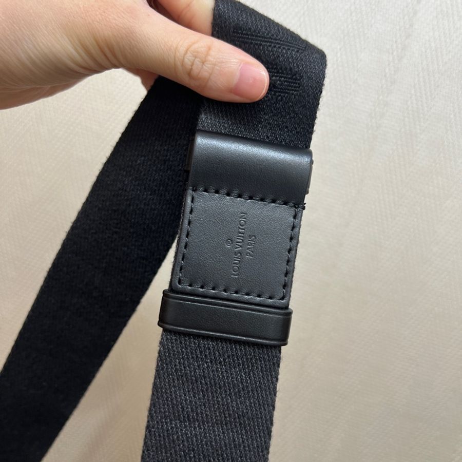 LV 原花黑牛皮紫塗層S Lock胸口腰包M46245-11