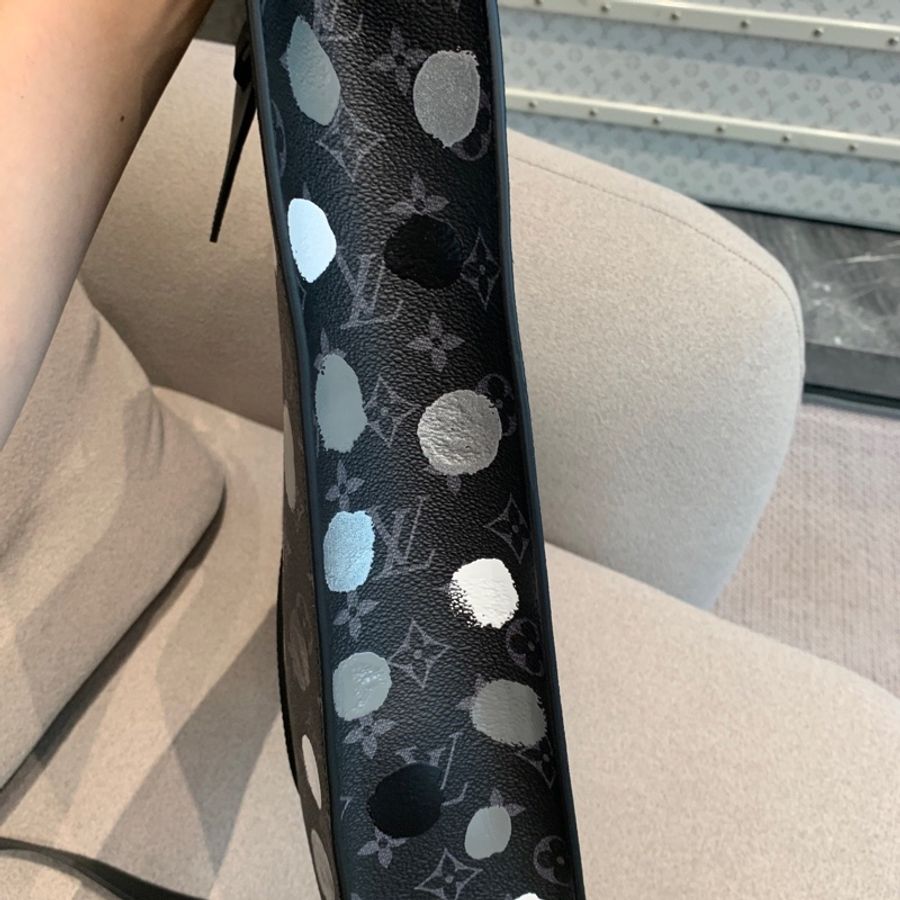 LV草間彌生聯名款 黑武士Sac Plat 琴譜包 芯片款 可手提可斜挎  老花滿印波點裝飾 托特包  尺寸約36*38  附件:防塵袋 包裝盒~-12