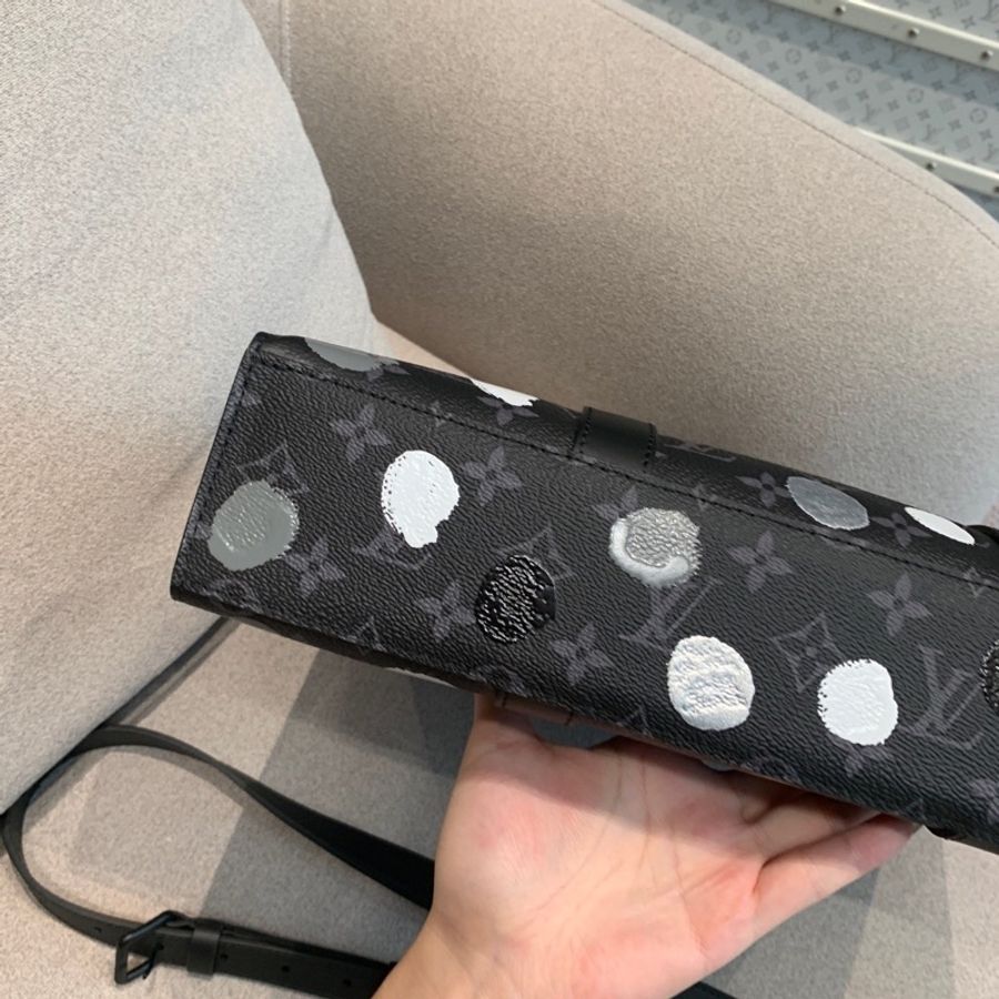 LV草間彌生聯名款 黑武士Sac Plat 琴譜包 芯片款 可手提可斜挎  老花滿印波點裝飾 托特包  尺寸約36*38  附件:防塵袋 包裝盒~-14