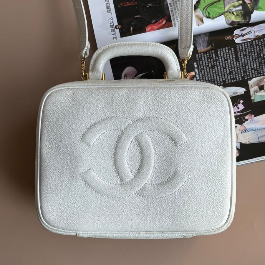 ::CHANEL:: 香奈兒 白色荔枝紋牛皮雙C縫線手提兩用化妝包 拉鍊斜背包-0