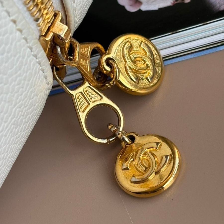 ::CHANEL:: 香奈兒 白色荔枝紋牛皮雙C縫線手提兩用化妝包 拉鍊斜背包-6