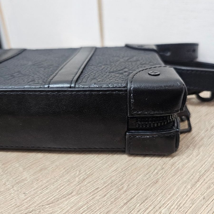 [甜價出❣️] LV黑壓紋SoftTrunk黑釦斜背包-29