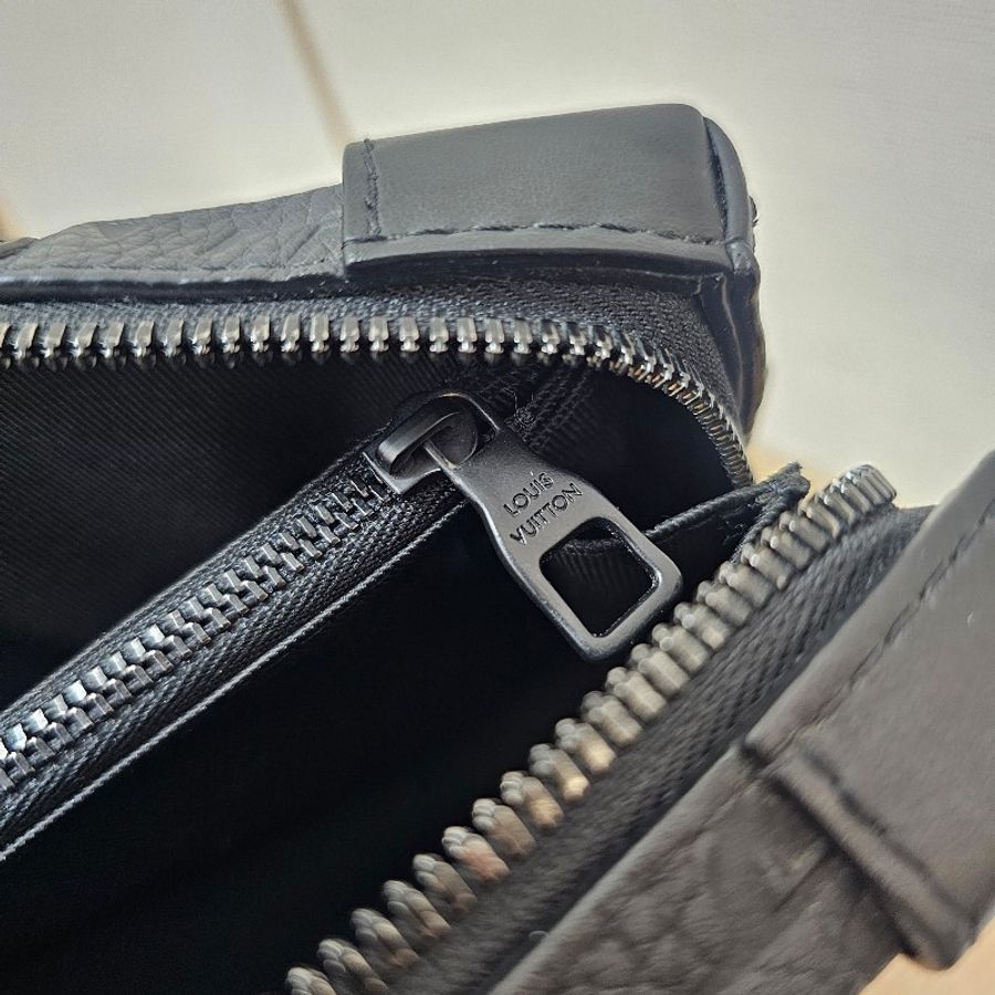 [甜價出❣️] LV黑壓紋SoftTrunk黑釦斜背包-30