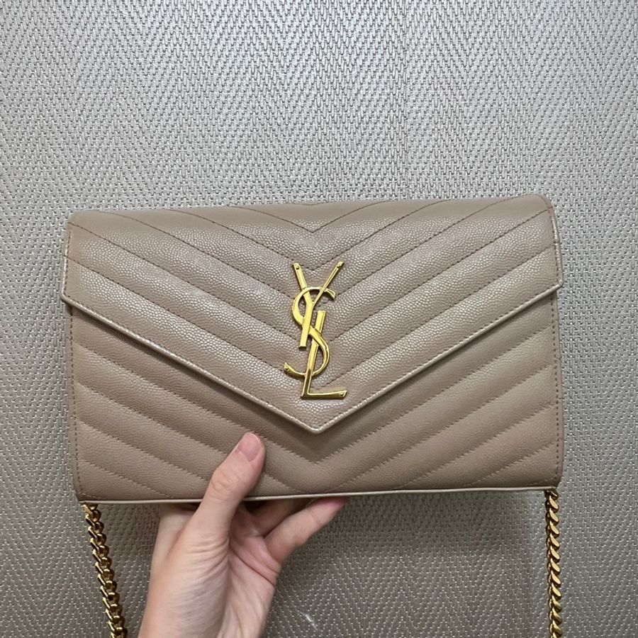YSL 奶茶色荔枝牛皮金釦10卡斜背WOC鍊包-0