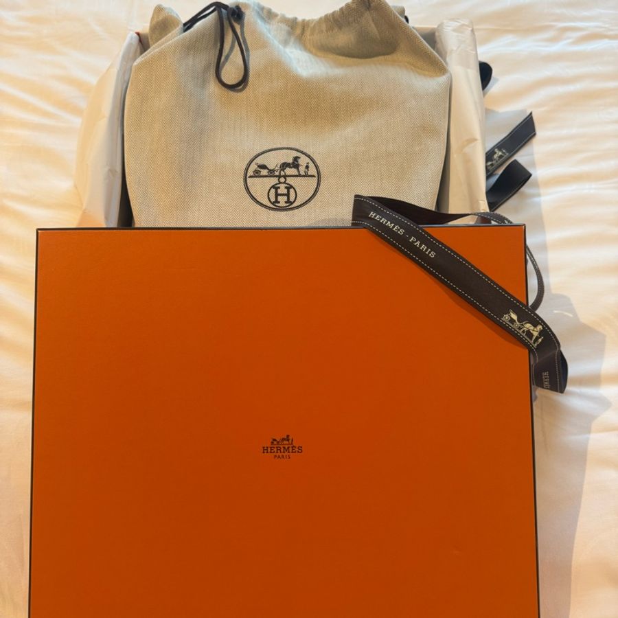 Hermès Lindy 26 Gris Misty / Noir in Swift, Permabrass hardware-12