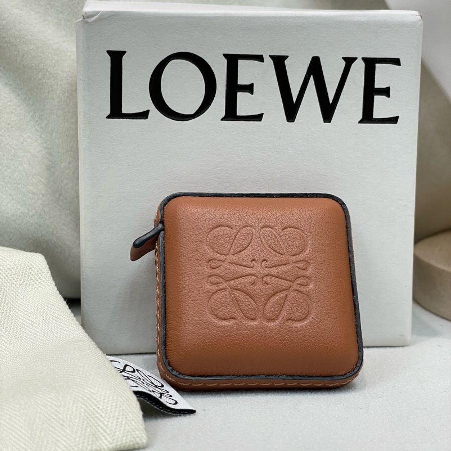 LOEWE 棕色皮革方形拉尺 I491NY-0