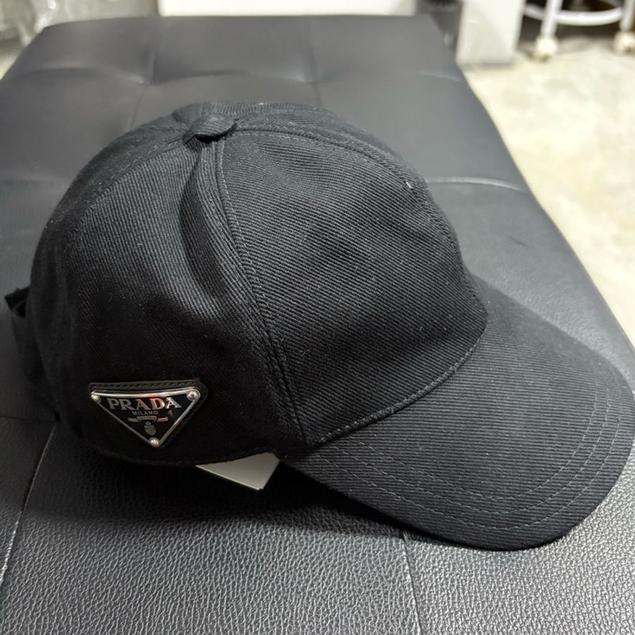 Prada 側邊鐵牌Dad Hat-1