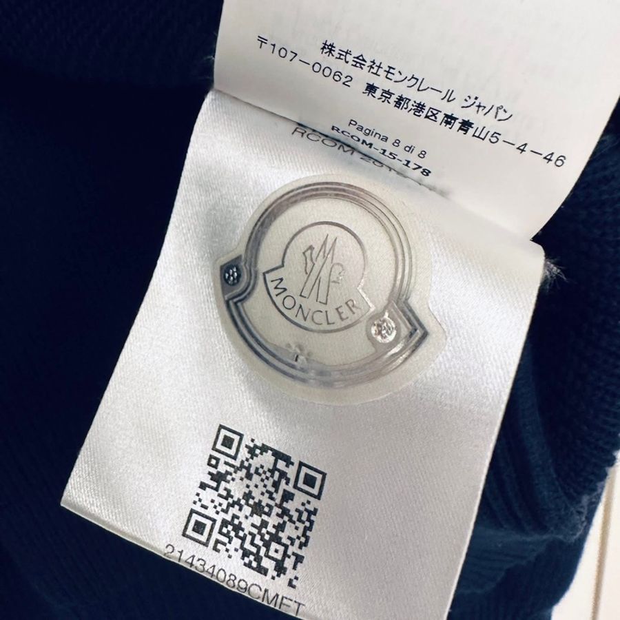 M o n c l e r棉質布章深藍銅金釦飾針織上衣 95新  買三萬 #售12800 款式時髦帥氣、貴族氣質，經典實穿單品 男女穿這版型超有型，可愛時尚歐美鬆馳感 衣況很不錯，歡迎放大檢視  尺寸：M號/ M-L可，落肩45胸53衣長78公分-6