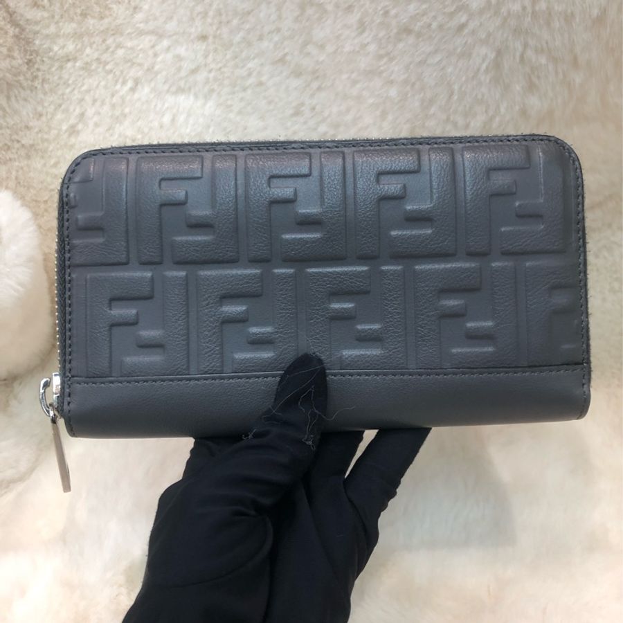 Fendi 灰色壓紋長銀包 XB684-0