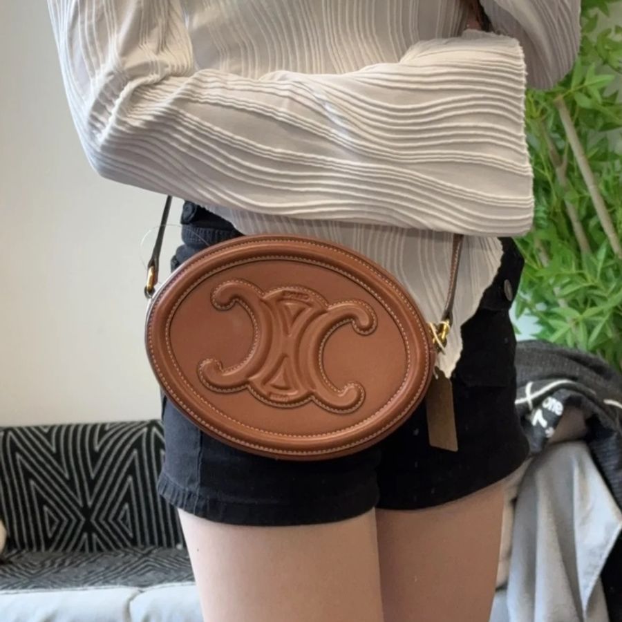 百搭必入款🤩Celine焦糖棕色凱旋門大logo光面牛皮月餅包🥮-3