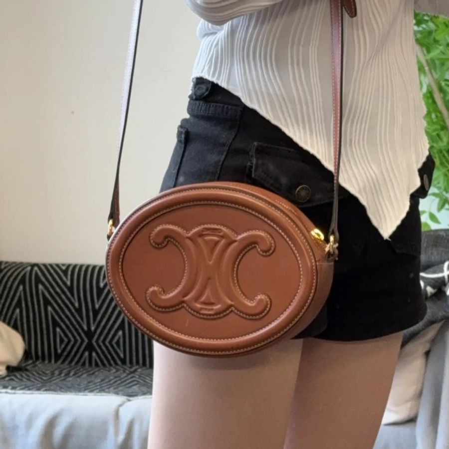 百搭必入款🤩Celine焦糖棕色凱旋門大logo光面牛皮月餅包🥮-4