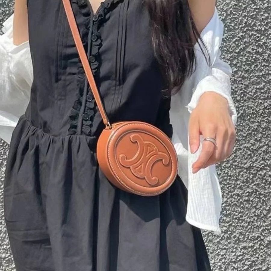 百搭必入款🤩Celine焦糖棕色凱旋門大logo光面牛皮月餅包🥮-6