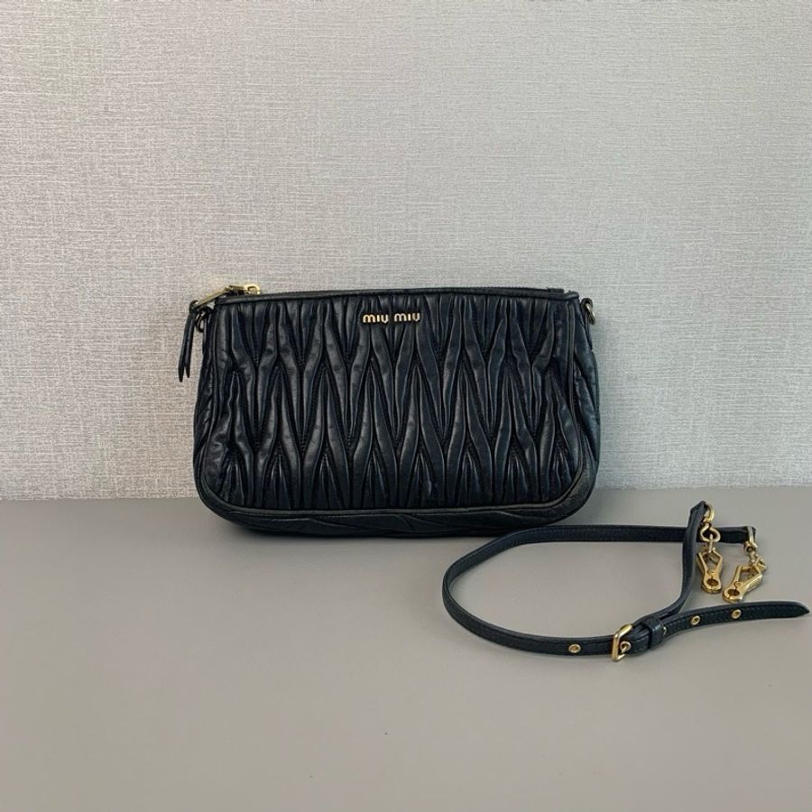 Miumiu 黑色 腋下包 手拿包 自帶高級復古感-1