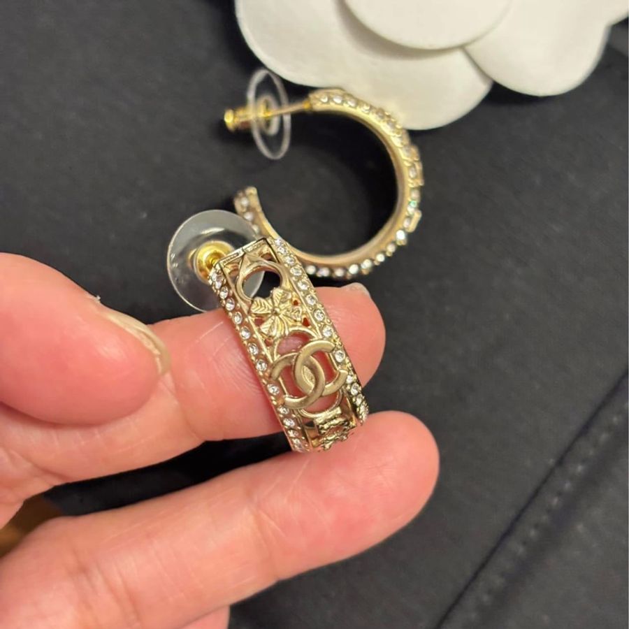 香奈兒手工坊系列 多元素鑲鑽邊環形耳環-11