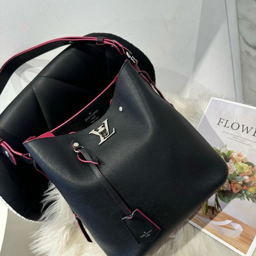 LV Lockme 黑色全皮革水桶包-0