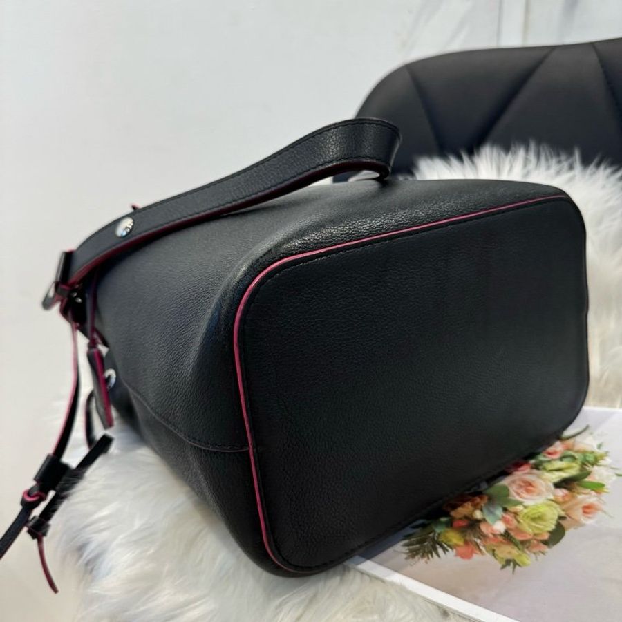 LV Lockme 黑色全皮革水桶包-5