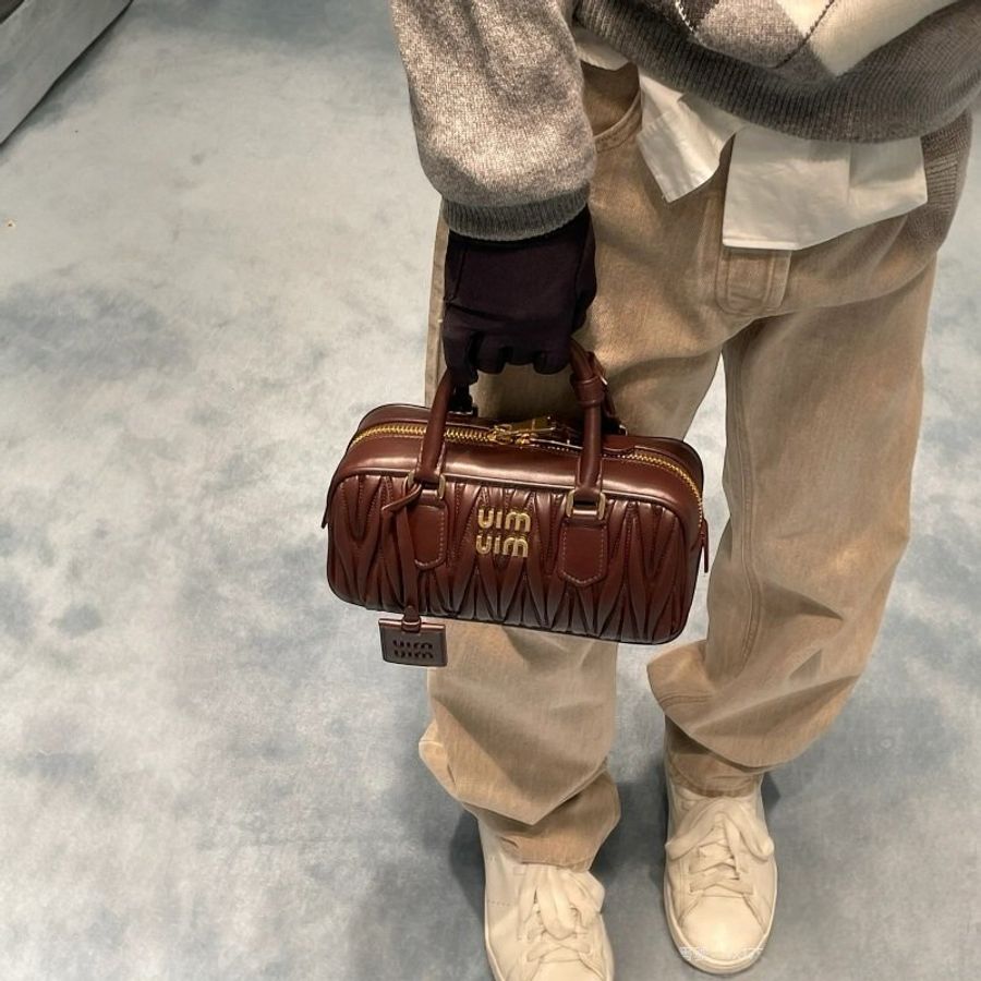 🎉新品好折扣✨Miu Miu 5BB142 Arcadie Matelasse 皺褶小款納帕皮革包 酒紅色-1