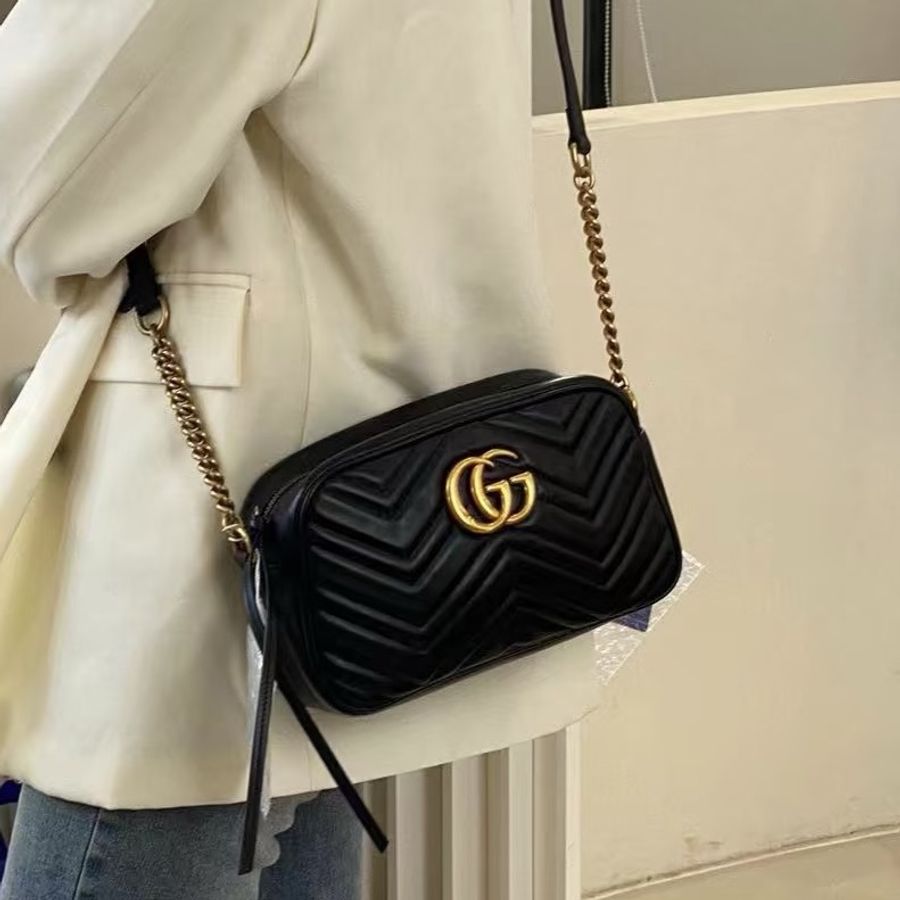 百搭必備款😍Gucci黑金馬蒙v紋橫版相機包單肩斜挎包📷-0