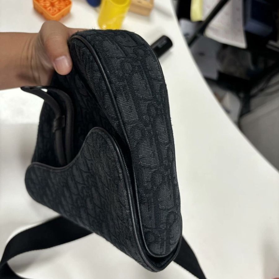 帥到沒天理😎Dior暗黑Saddle老花浮雕馬鞍包胸包斜挎包-12