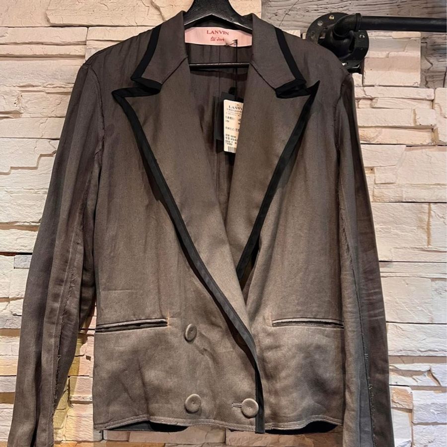 浪凡 lanvin 法國製 大劍領短版微落肩西裝外套 雙排扣 時髦 春裝 吊牌都在 45500 割愛售5880 近ㄧ折賣 男女都可以穿 ❤️吊牌都在 肩寬落肩約47cm 胸寬57衣長含領68 cm-0
