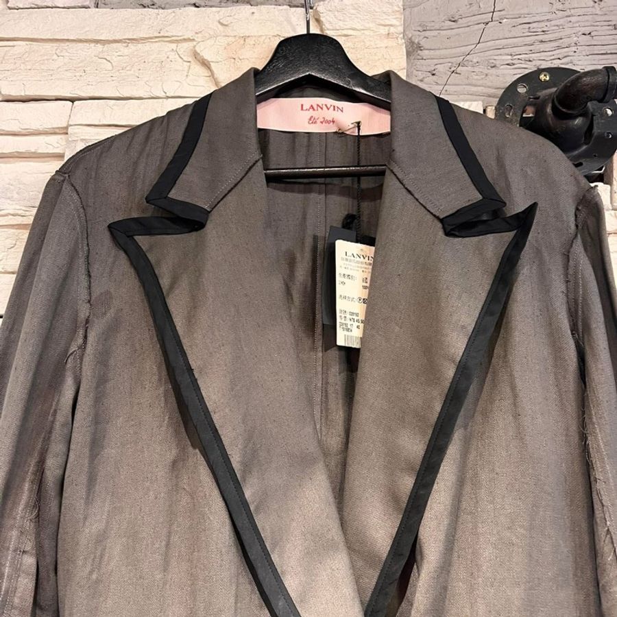 浪凡 lanvin 法國製 大劍領短版微落肩西裝外套 雙排扣 時髦 春裝 吊牌都在 45500 割愛售5880 近ㄧ折賣 男女都可以穿 ❤️吊牌都在 肩寬落肩約47cm 胸寬57衣長含領68 cm-1