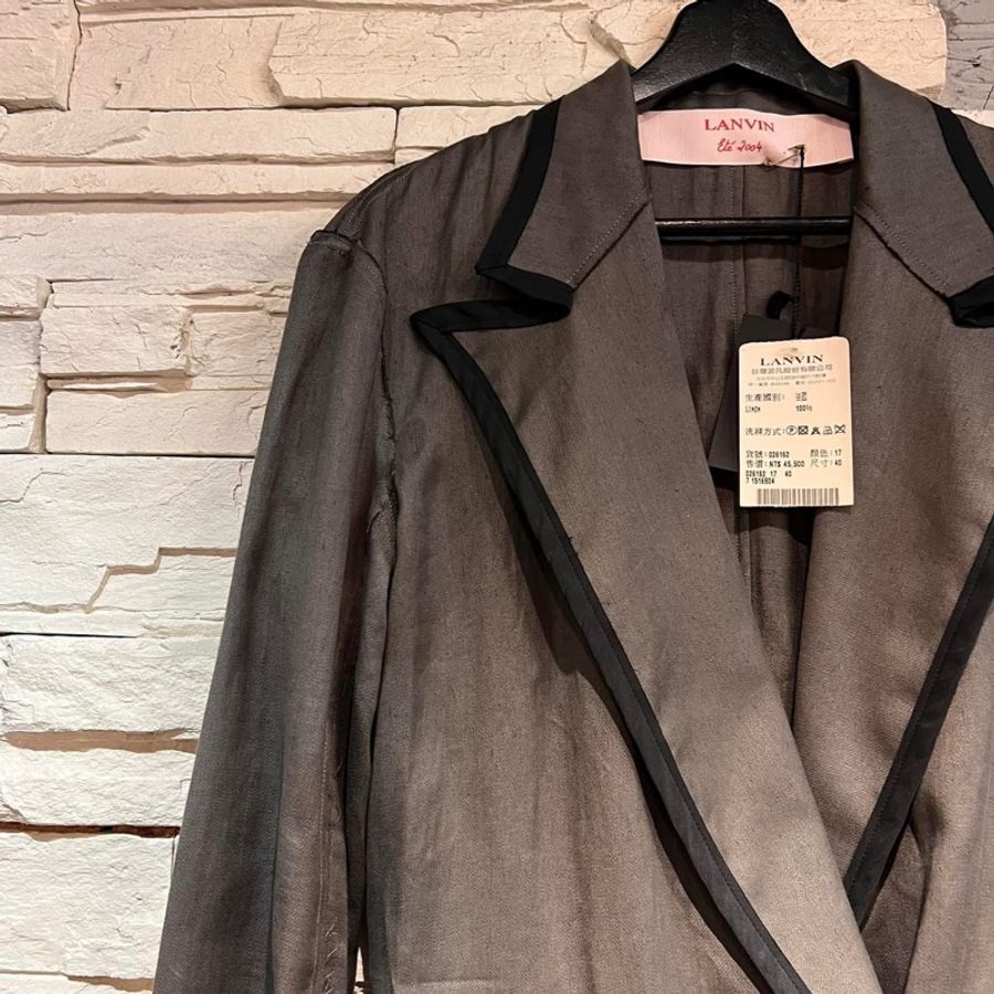 浪凡 lanvin 法國製 大劍領短版微落肩西裝外套 雙排扣 時髦 春裝 吊牌都在 45500 割愛售5880 近ㄧ折賣 男女都可以穿 ❤️吊牌都在 肩寬落肩約47cm 胸寬57衣長含領68 cm-7
