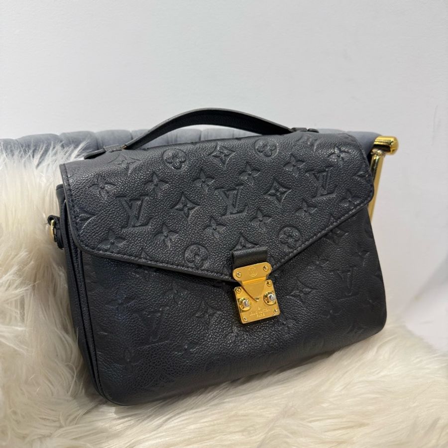 LV pocketed Metis 黑壓紋郵差包-0