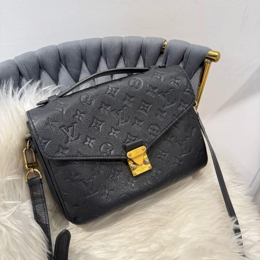 LV pocketed Metis 黑壓紋郵差包-2