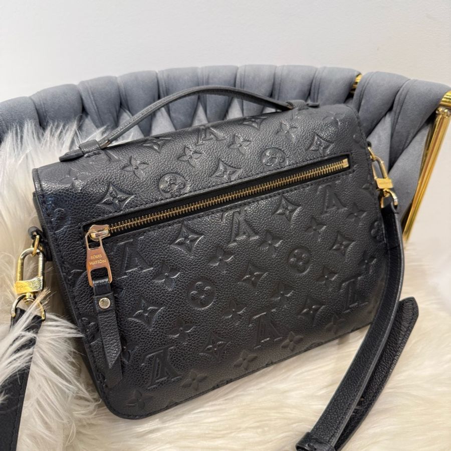 LV pocketed Metis 黑壓紋郵差包-3
