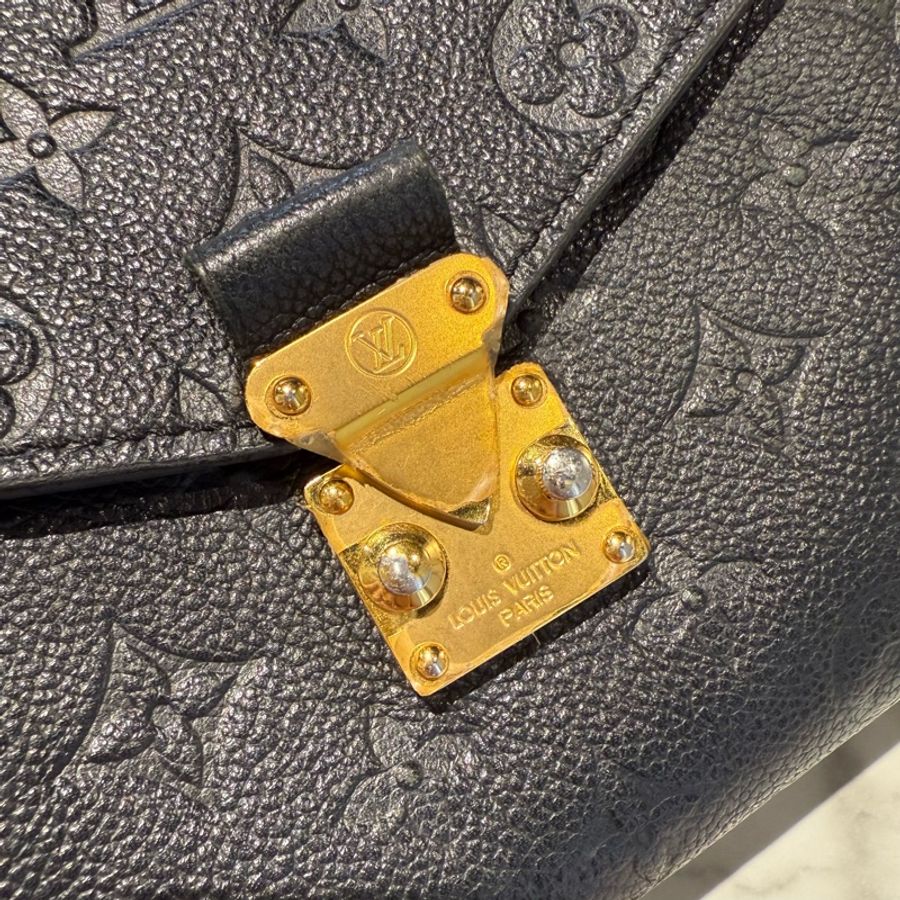 LV pocketed Metis 黑壓紋郵差包-8