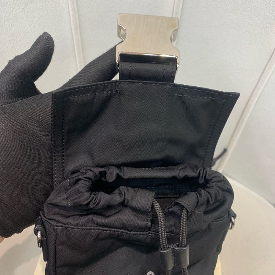 FENDI 芬迪黑色銀扣PVC斜孭袋 XA410-33
