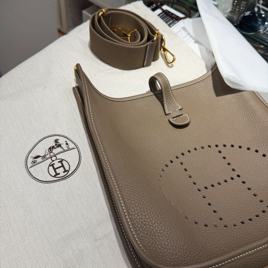 愛馬仕 Evelyne 大象灰 金扣29 日本購入 原廠盒 防塵袋 品牌名稱 :HERMES (愛馬仕) 商品名稱 :大象灰皮革 Evelyne29 肩背包 顏色:大象灰色(金扣) 材質:皮革 尺寸:W29cm x H31cm x D8cm 肩背帶:100cm 口袋: 掛鉤按鈕 提供小票-0