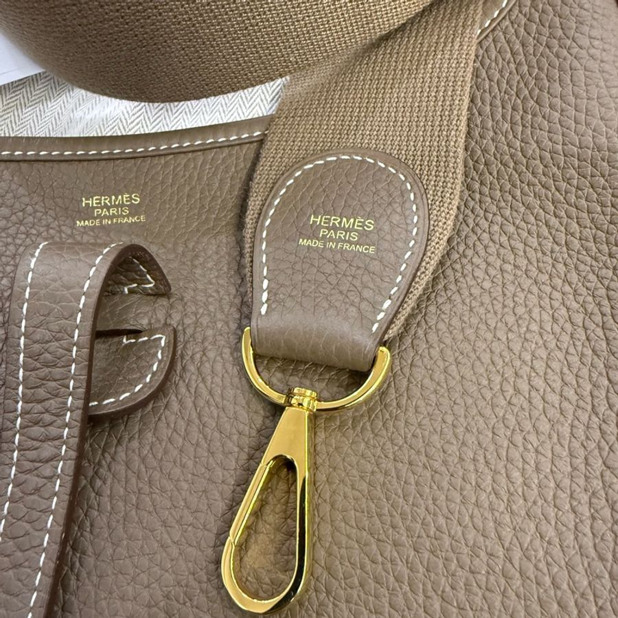 愛馬仕 Evelyne 大象灰 金扣29 日本購入 原廠盒 防塵袋 品牌名稱 :HERMES (愛馬仕) 商品名稱 :大象灰皮革 Evelyne29 肩背包 顏色:大象灰色(金扣) 材質:皮革 尺寸:W29cm x H31cm x D8cm 肩背帶:100cm 口袋: 掛鉤按鈕 提供小票-4