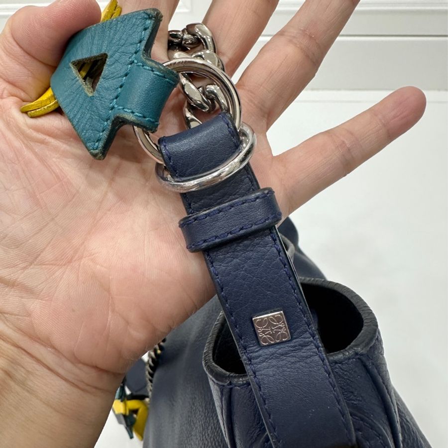 Loewe V line 系列 深藍 箭頭包 斜背包 肩背包 側背包 手提包-13