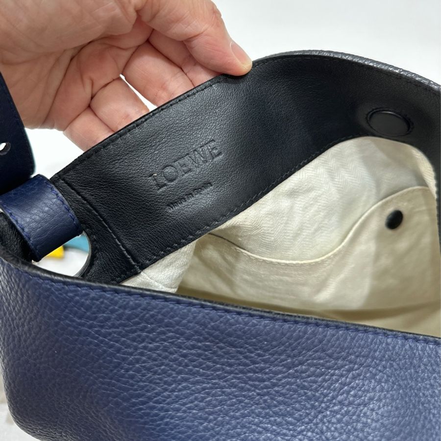Loewe V line 系列 深藍 箭頭包 斜背包 肩背包 側背包 手提包-46