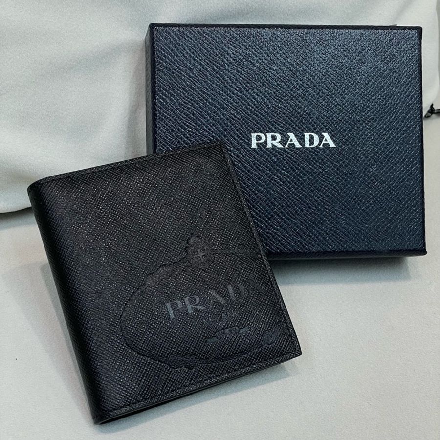 PRADA 黑色暗花短夾 I084-0