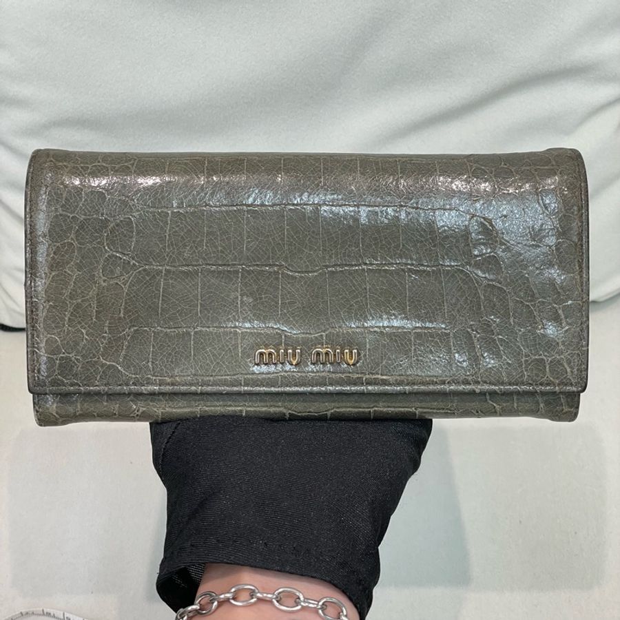 MIU MIU 灰綠色鱷魚紋長夾 XA422-1