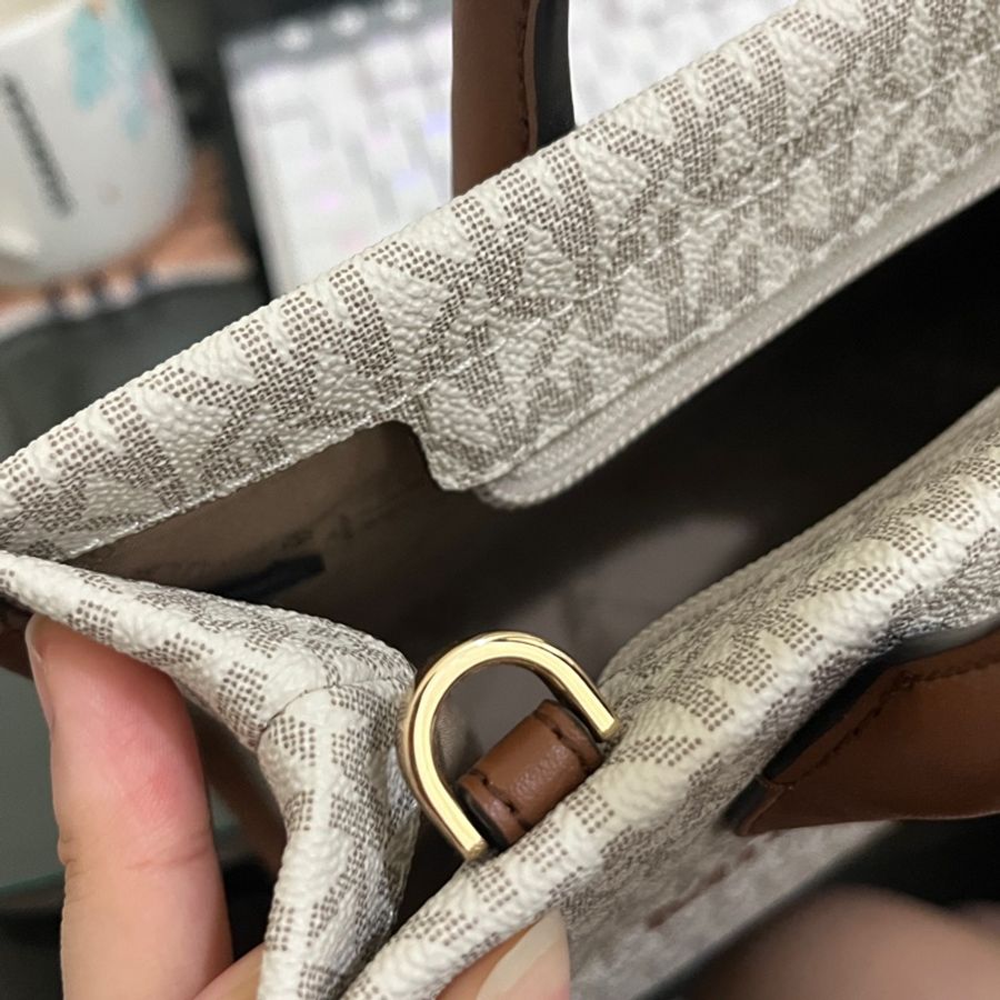 【Michael kors】MIRELLA滿版塗層拼接手提斜背托特包(香草白)-10