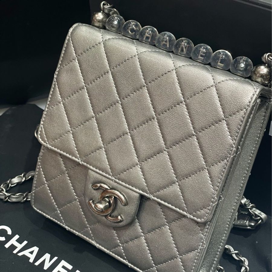 Chanel 珍珠classic flapbag 灰色 尺寸約17×16 年份30開 附件:塵袋,身份卡-7