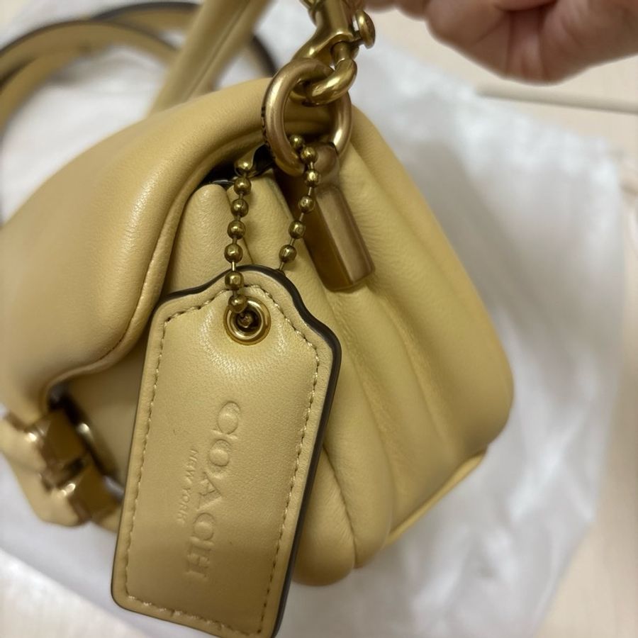 Coach Pillow Tabby 18/26 系列的變形款(小巧鵝蛋黃色)-1